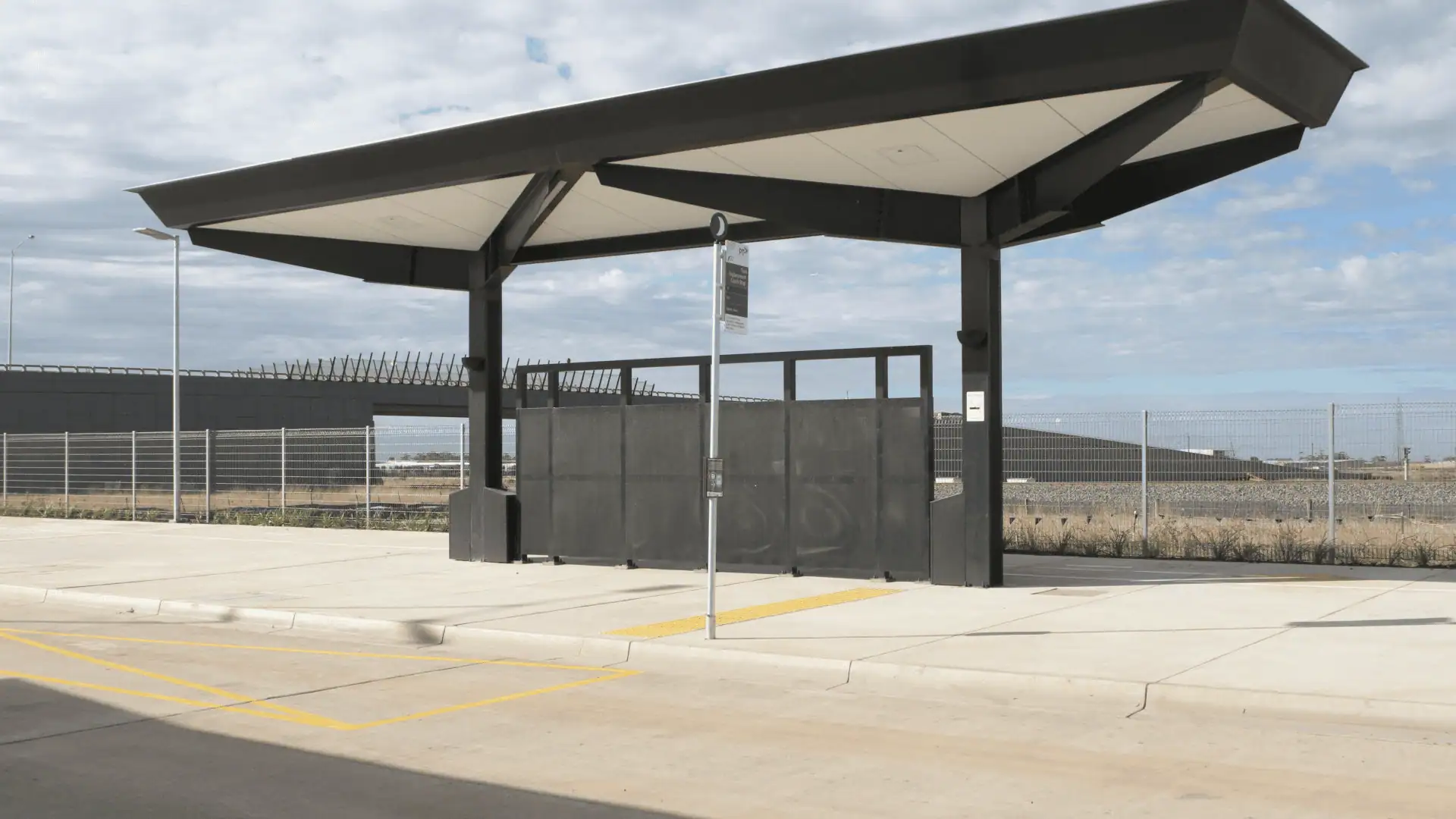 bus-shelter-1 3 Large bus shelter in Melbourne